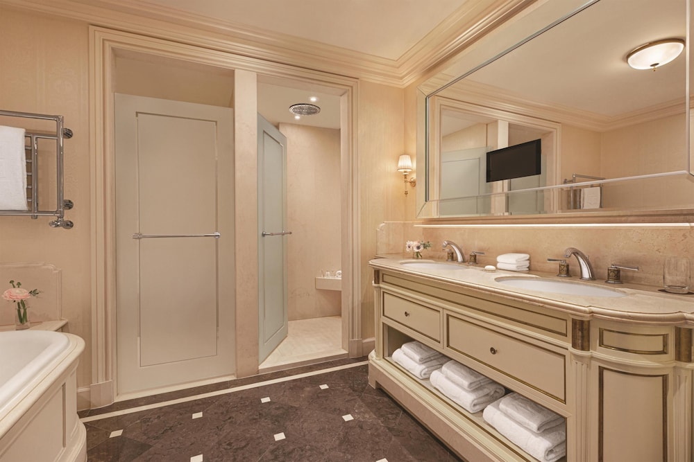 Habitación, 1 cama de matrimonio grande (Terrace) del hotel Shangri-La, Paris. Foto 3