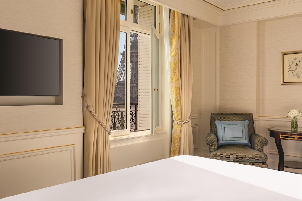 Habitación, 1 cama de matrimonio grande (Eiffel View) del hotel Shangri-La, Paris. Foto 1