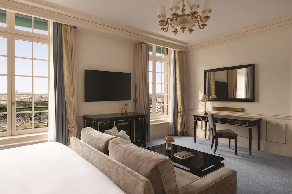 Habitación, 1 cama de matrimonio grande (Eiffel View) del hotel Shangri-La, Paris. Foto 3