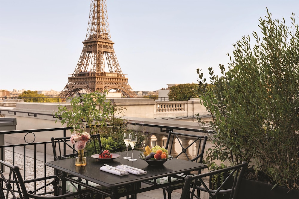 Dúplex, vistas a la ciudad (Duplex Suite, Eiffel View) del hotel Shangri-La, Paris. Foto 2