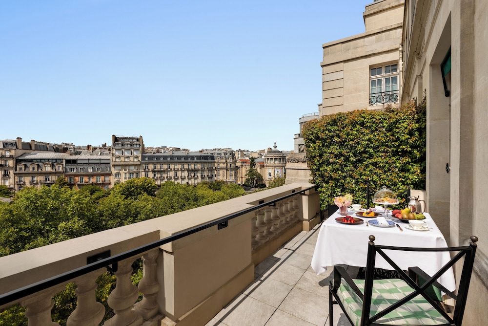 Habitación, 1 cama de matrimonio grande (Terrace) del hotel Shangri-La, Paris. Foto 3