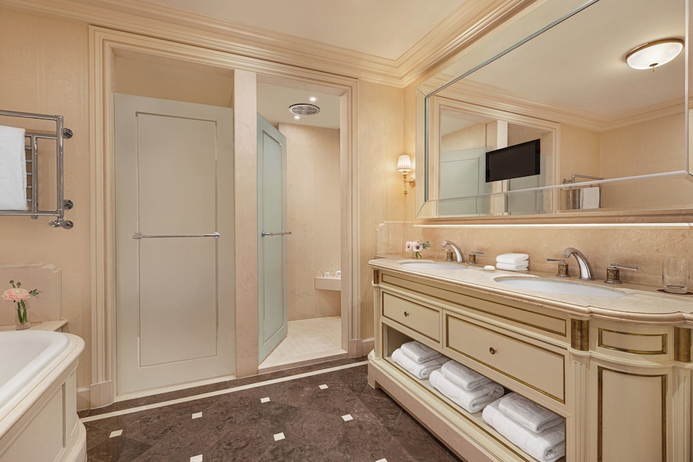 Habitación, 1 cama de matrimonio grande (Terrace) del hotel Shangri-La, Paris. Foto 4