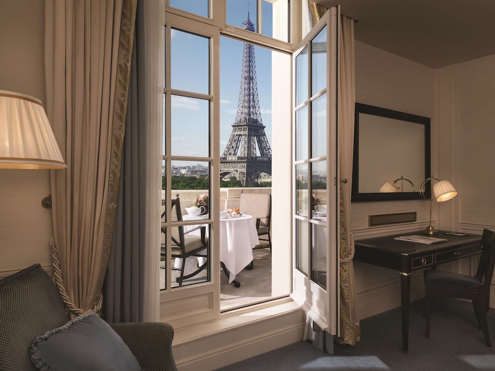 Habitación, 1 cama de matrimonio grande, vistas a la ciudad (Terrace Eiffel View) del hotel Shangri-La, Paris. Foto 2