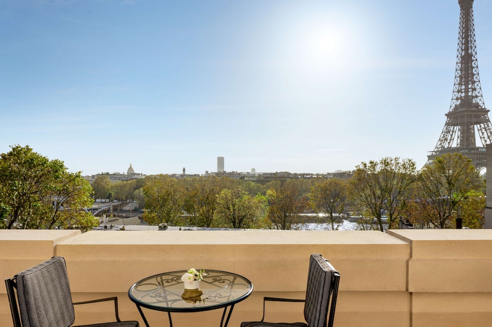 Habitación, 1 cama de matrimonio grande, vistas a la ciudad (Terrace Eiffel View) del hotel Shangri-La, Paris. Foto 3
