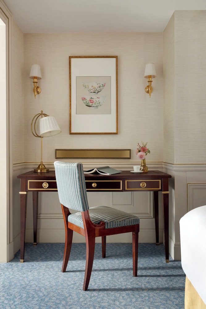 Habitación superior, 1 cama de matrimonio grande del hotel Shangri-La, Paris. Foto 3