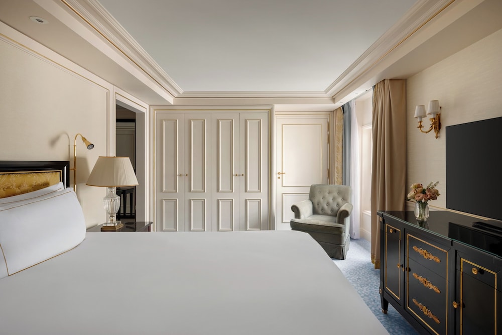 Habitación superior, 1 cama de matrimonio grande del hotel Shangri-La, Paris. Foto 4