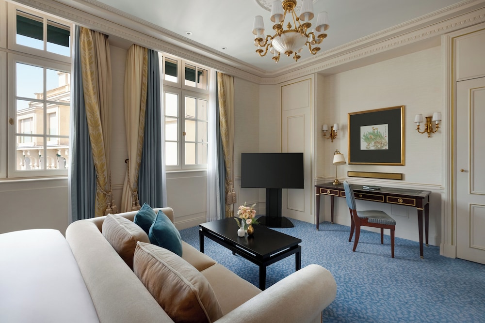 Habitación Deluxe, 1 cama de matrimonio grande del hotel Shangri-La, Paris. Foto 2