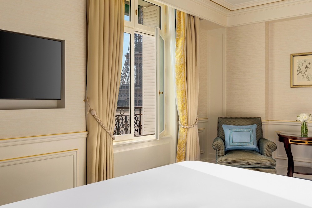 Habitación, 1 cama de matrimonio grande (Eiffel View) del hotel Shangri-La, Paris. Foto 1