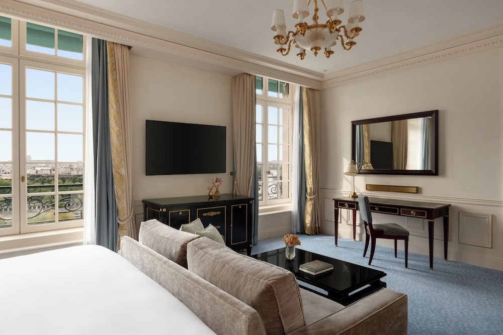 Habitación, 1 cama de matrimonio grande (Eiffel View) del hotel Shangri-La, Paris. Foto 2