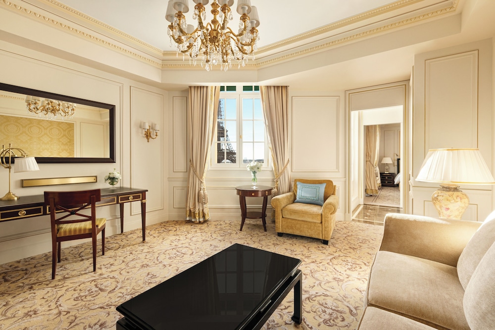 Suite, 1 cama de matrimonio grande (Terrace) del hotel Shangri-La, Paris. Foto 3