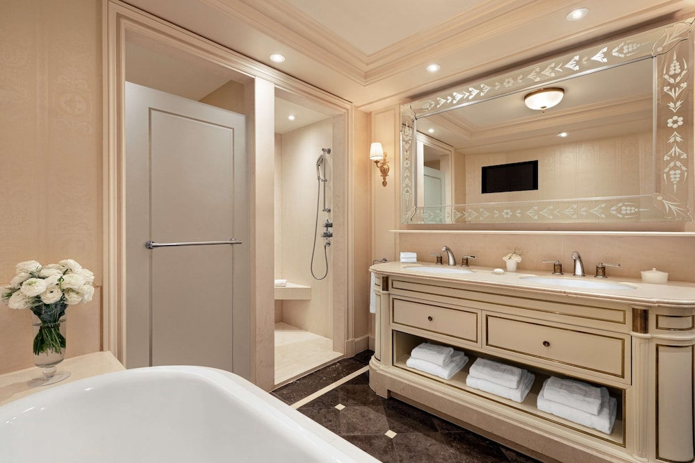 Suite, 1 cama de matrimonio grande (La Suite Gustave Eiffel) del hotel Shangri-La, Paris. Foto 7