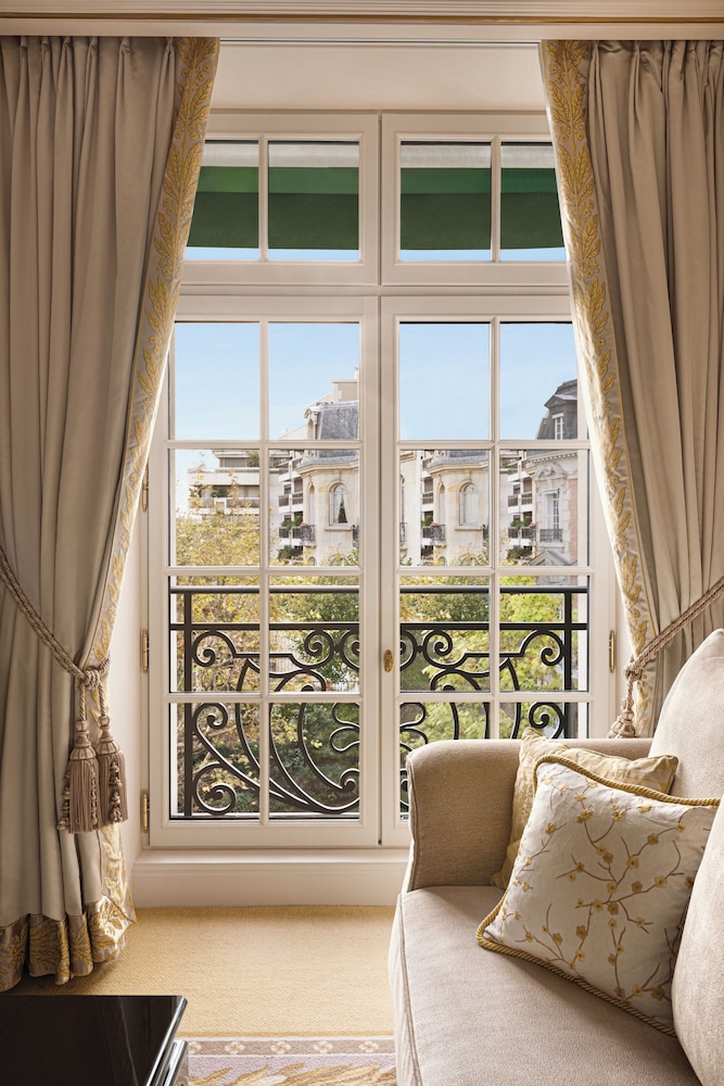 Suite junior, 1 cama de matrimonio grande (Paris View) del hotel Shangri-La, Paris. Foto 2