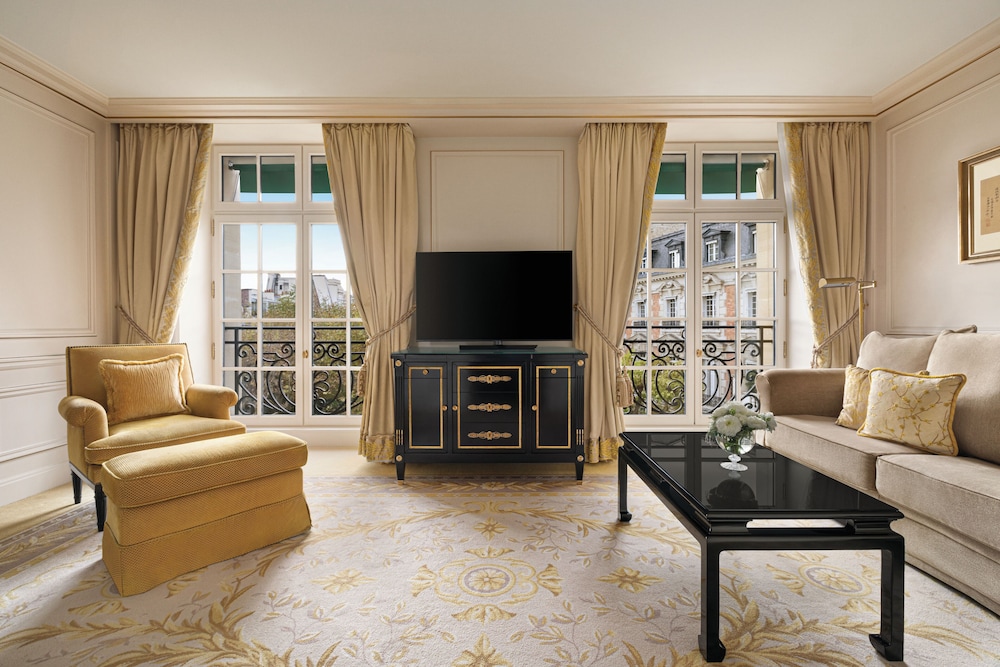 Suite junior, 1 cama de matrimonio grande (Paris View) del hotel Shangri-La, Paris. Foto 3