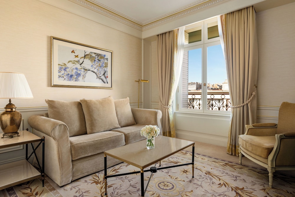 Suite junior, 1 cama de matrimonio grande del hotel Shangri-La, Paris. Foto 2