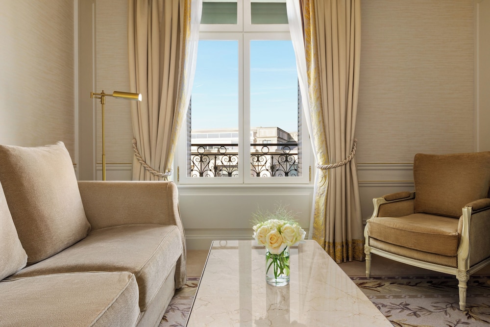 Suite junior, 1 cama de matrimonio grande del hotel Shangri-La, Paris. Foto 3