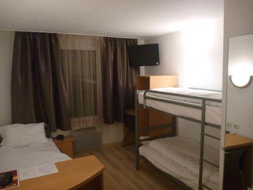 Habitación Triple - 1 cama individual y 2 literas del hotel Primo Colmar Centre