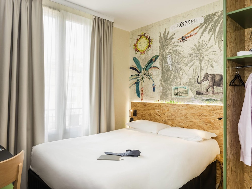 Habitación estándar con cama grande para dos personas y sofá - cama individual del hotel Ibis Styles Paris Boulogne Marcel Sembat. Foto 1