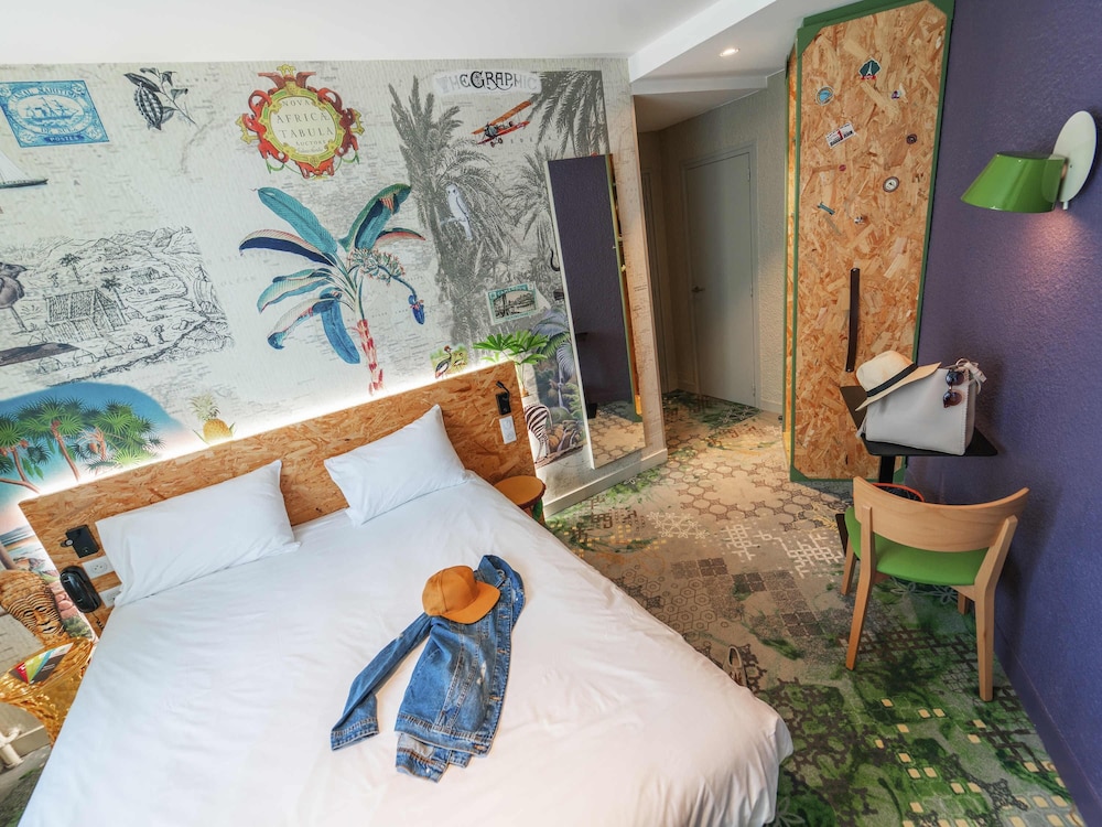 Habitación estándar con cama grande para dos personas y sofá - cama individual del hotel Ibis Styles Paris Boulogne Marcel Sembat. Foto 4