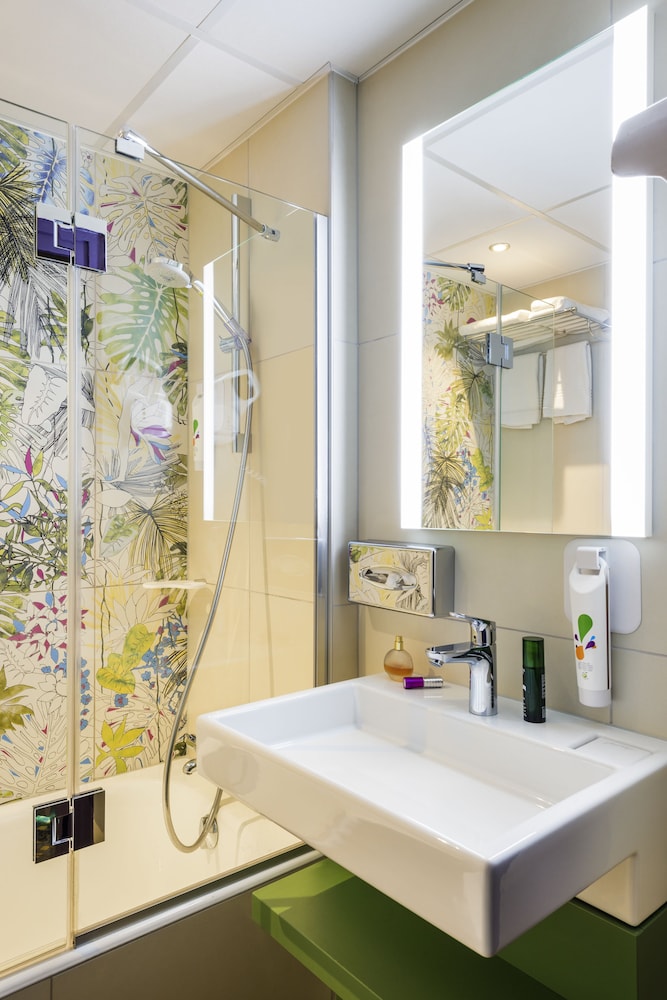 Habitación estándar con cama grande para dos personas y sofá - cama individual del hotel Ibis Styles Paris Boulogne Marcel Sembat. Foto 5