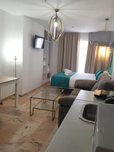 Estudio con cama extragrande y sofá cama del hotel Y Apartamentos Doña Lola. Foto 3