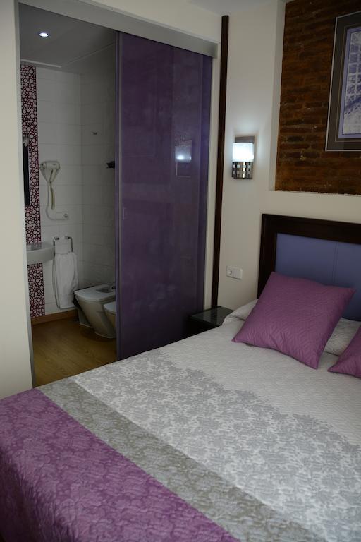 Habitación doble del hotel Y Apartamentos Doña Lola. Foto 1