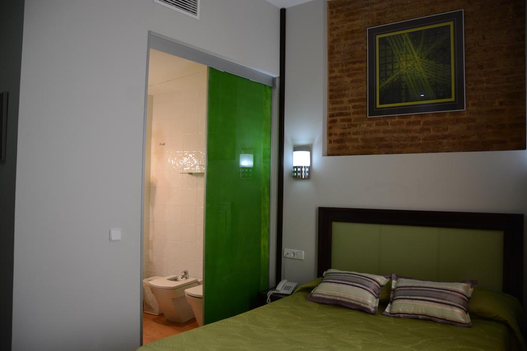 Habitación doble del hotel Y Apartamentos Doña Lola. Foto 2