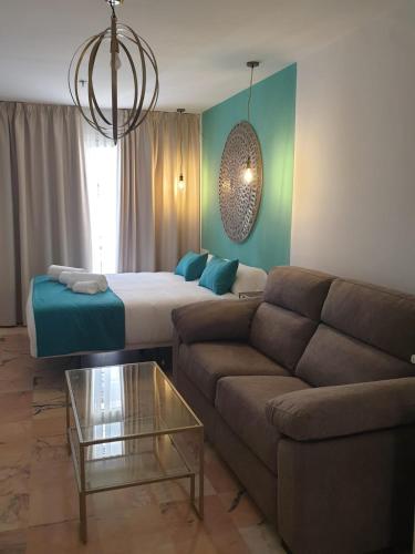 Estudio con cama extragrande y sofá cama del hotel Y Apartamentos Doña Lola. Foto 5