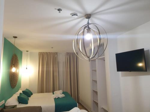 Estudio con cama extragrande y sofá cama del hotel Y Apartamentos Doña Lola. Foto 12
