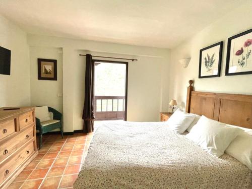 Suite Deluxe con vistas a la montaña y a la piscina del hotel Los Telares. Foto 11