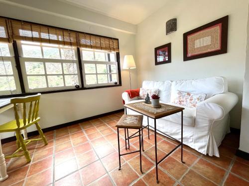 Suite Deluxe con vistas a la montaña y a la piscina del hotel Los Telares. Foto 2