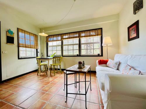 Suite Deluxe con vistas a la montaña y a la piscina del hotel Los Telares. Foto 3