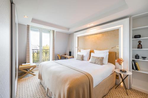 Habitación Privilege con vistas a la iglesia de Saint - Germain - des - Prés del hotel Madison Hotel