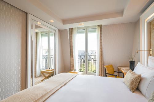 Habitación Privilege con vistas a la iglesia de Saint - Germain - des - Prés del hotel Madison Hotel. Foto 2