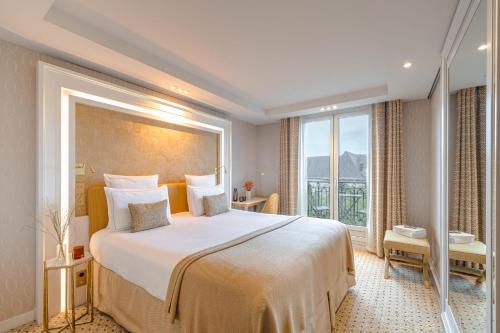 Habitación Superior con vistas a la iglesia de Saint - Germain - des - Prés del hotel Madison Hotel