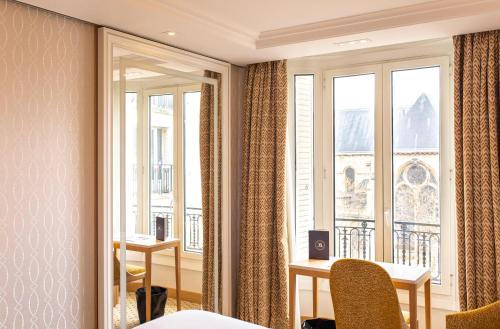 Habitación Superior con vistas a la iglesia de Saint - Germain - des - Prés del hotel Madison Hotel. Foto 3