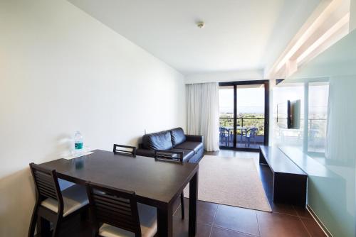 SUITE CLASSIC VISTA TERRA 2 adultos+1CR(<12ANOS) del hotel Rr Alvor Baía Resort. Foto 2