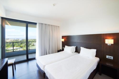 SUITE CLASSIC VISTA TERRA 2 adultos+1CR(<12ANOS) del hotel Rr Alvor Baía Resort. Foto 3