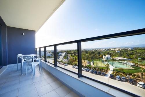 SUITE CLASSIC VISTA TERRA 2 adultos+1CR(<12ANOS) del hotel Rr Alvor Baía Resort. Foto 4