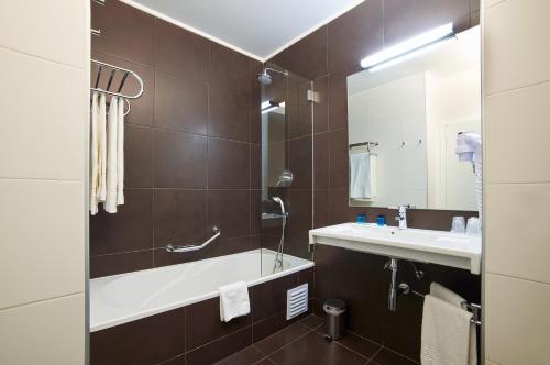 SUITE PRESTIGE VISTA LATERAL JARDIM OU PISCINA 2 adultos+1CR(<12ANOS) del hotel Rr Alvor Baía Resort. Foto 1