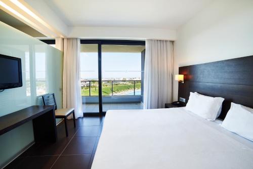 SUITE PRESTIGE VISTA LATERAL JARDIM OU PISCINA 2 adultos+1CR(<12ANOS) del hotel Rr Alvor Baía Resort. Foto 2