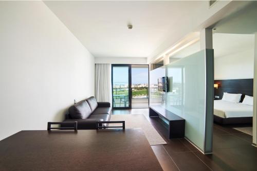 SUITE PRESTIGE VISTA LATERAL JARDIM OU PISCINA 2 adultos+1CR(<12ANOS) del hotel Rr Alvor Baía Resort. Foto 3