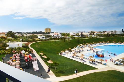 SUITE PRESTIGE VISTA LATERAL JARDIM OU PISCINA 2 adultos+1CR(<12ANOS) del hotel Rr Alvor Baía Resort. Foto 4