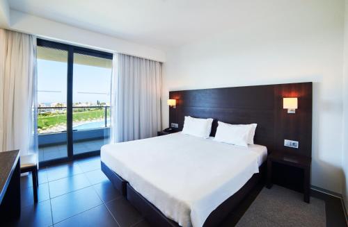 SUITE DELUXE VISTA SUPERIOR 2 adultos (PISOS SUPERIORES) del hotel Rr Alvor Baía Resort. Foto 2