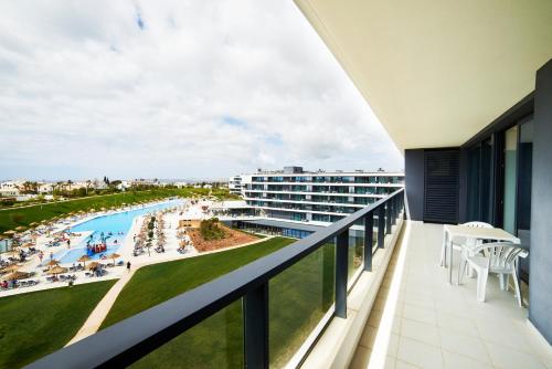 SUITE DELUXE VISTA SUPERIOR 2 adultos (PISOS SUPERIORES) del hotel Rr Alvor Baía Resort. Foto 4