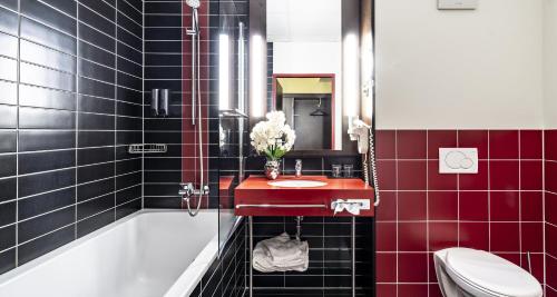 Habitación Doble Confort con sofá cama del hotel PLAZA Premium Salzburg. Foto 4