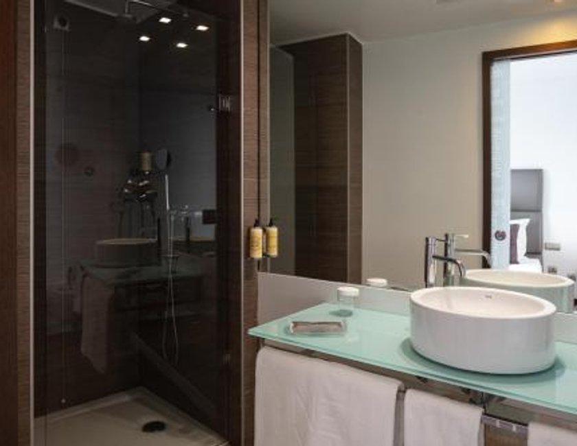 Habitación Doble Estándar con cama supletoria del hotel Neya Lisboa. Foto 1
