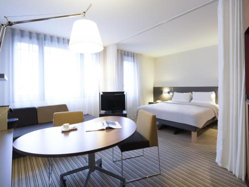 Suite Superior con cama doble, cama individual y sofá cama del hotel Novotel Suites Paris Montreuil Vincennes. Foto 1
