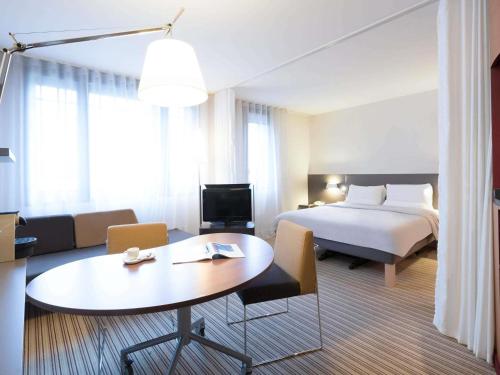 Suite Superior con cama doble, cama individual y sofá cama del hotel Novotel Suites Paris Montreuil Vincennes. Foto 25