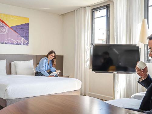 Suite Superior con cama doble y sofá cama del hotel Novotel Suites Paris Montreuil Vincennes. Foto 4