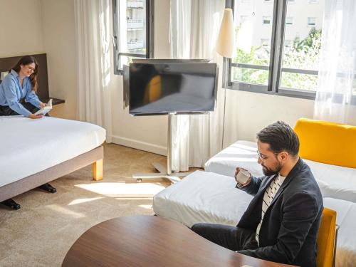 Suite Superior con cama doble y sofá cama del hotel Novotel Suites Paris Montreuil Vincennes. Foto 6